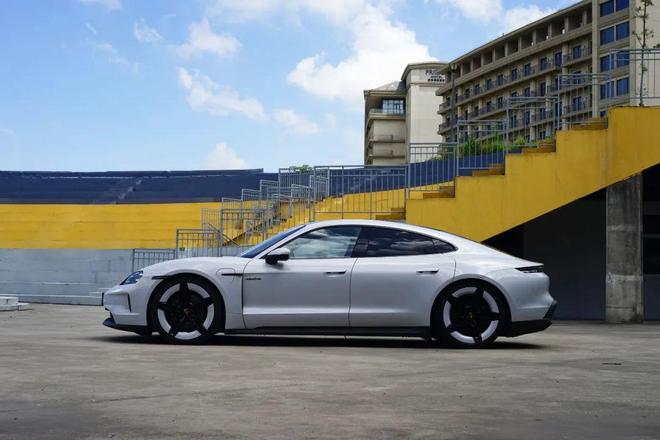 需多言保时捷Taycan 4冰球突破平台【路试】强者无(图4)