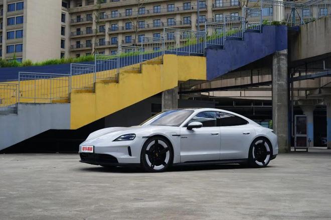 需多言保时捷Taycan 4冰球突破平台【路试】强者无(图7)