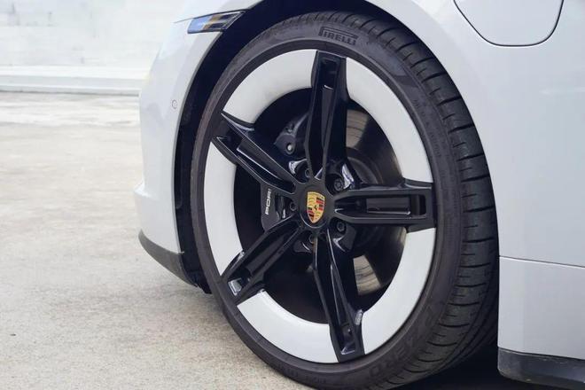 需多言保时捷Taycan 4冰球突破平台【路试】强者无(图6)