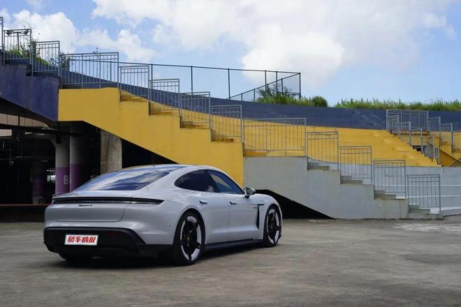 需多言保时捷Taycan 4冰球突破平台【路试】强者无(图9)